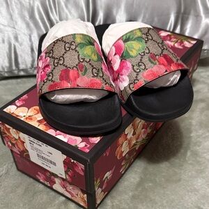 Gucci Women's Floral Slide Sandals - Black and Pink